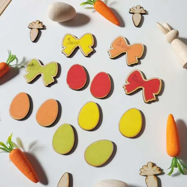 Jetons œufs de Pâques colorés avec repères des couleurs pour activité de tri éducative.