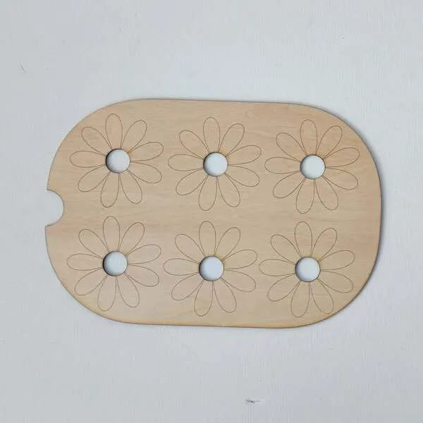 Plateau en bois fleurs gravées avec trous centraux pour activité de tri et manipulation.