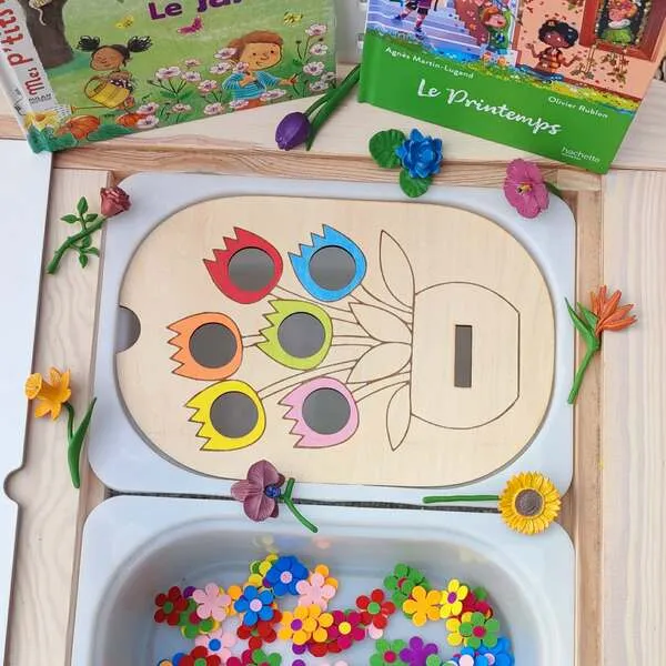 Plateau en bois bouquet de fleurs avec tri de couleurs et activité sensorielle.