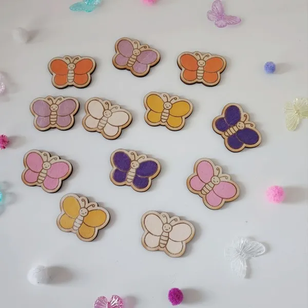 Jetons papillons en bois colorés pour activité éducative de tri des couleurs.