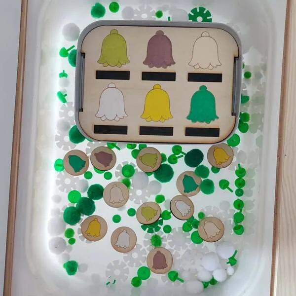 Jeu de tri couleurs muguet enfant insert Trofast activité sensorielle Montessori pompons et jetons bois