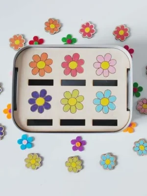 Plateau en bois fleurs colorées avec emplacements pour trier et associer par couleur.