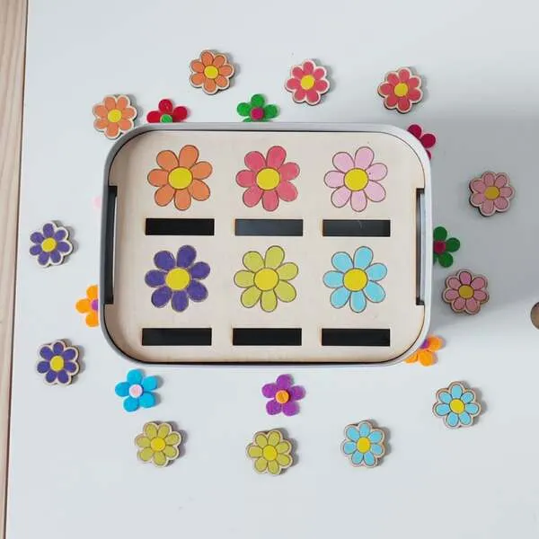 Plateau en bois fleurs colorées avec emplacements pour trier et associer par couleur.