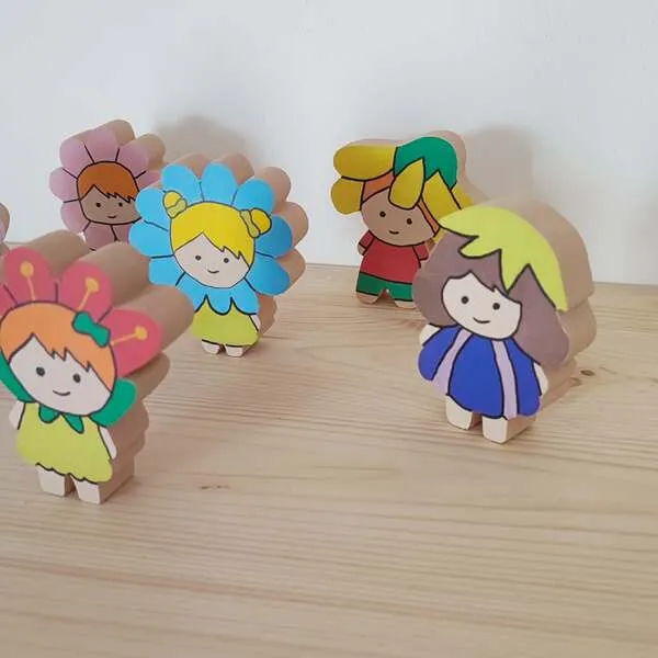 Figurines enfants fleurs en bois colorées pour jeu libre et univers printemps.