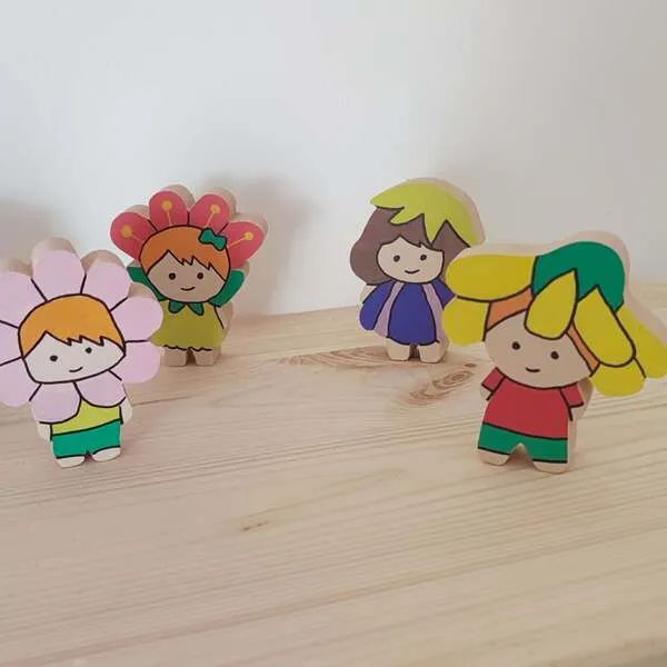 Figurines enfants fleurs en bois colorées pour jeu d’imagination thème printemps.