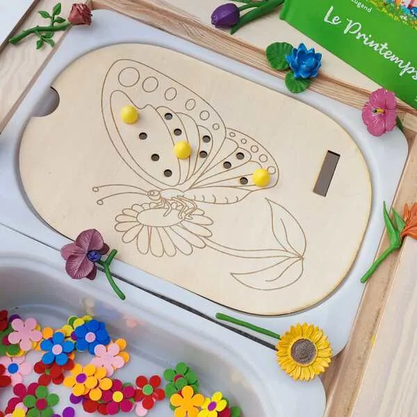 Insert papillon en bois pour table Flisat avec pions colorés pour activité de motricité fine.
