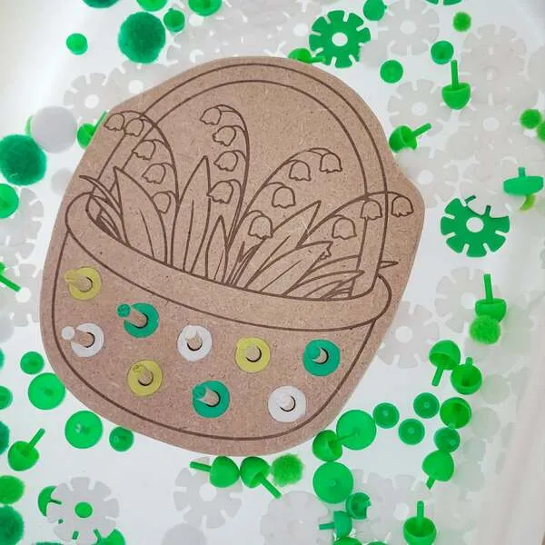 Plateau panier muguet bois enfant avec pions activité motricité fine tri couleurs Montessori