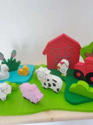 Mini monde ferme en bois avec animaux, tracteur, grange et étang.