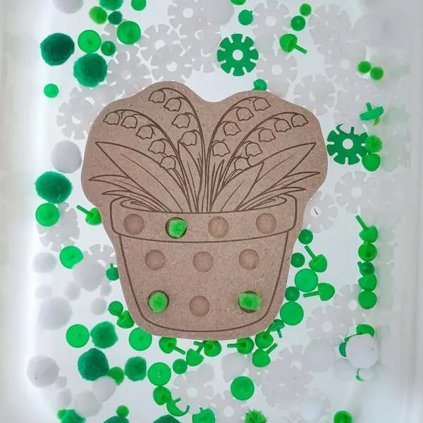 Plateau motricité fine muguet enfant bois activité sensorielle pompons manipulation Montessori