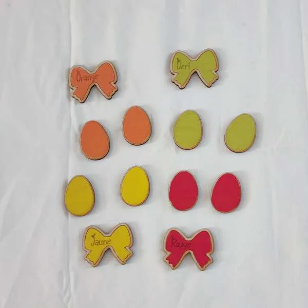 Jetons œufs de Pâques colorés avec repères des couleurs pour activité de tri éducatif.