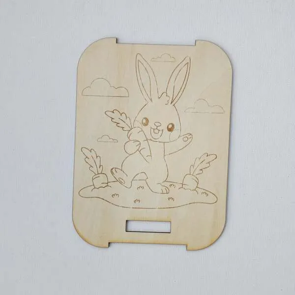 Insert en bois gravé lapin tenant une carotte pour table sensorielle.