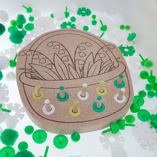 Plateau muguet bois enfant avec tiges activité motricité fine enfilage couleurs Montessori