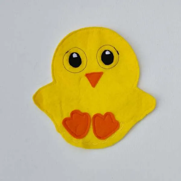 Poussin en feutrine jaune fait main pour activité sensorielle enfant thème Pâques.