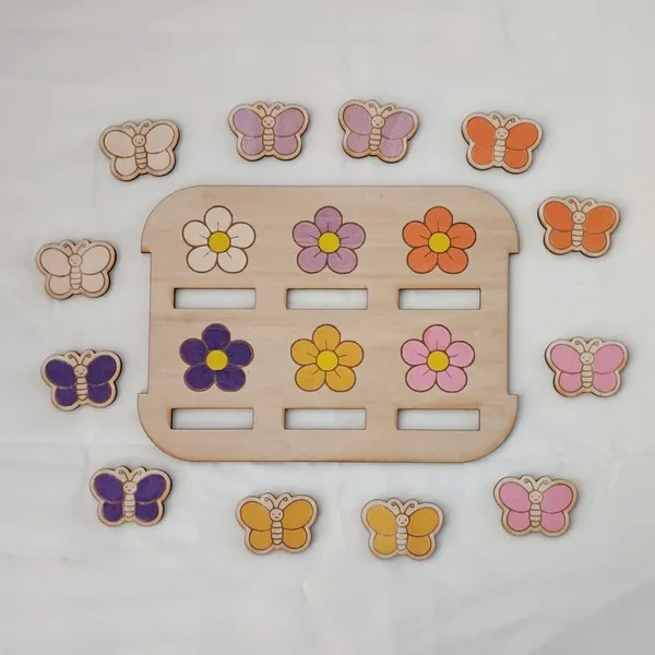 Jeu de tri des couleurs fleurs et papillons en bois pour activité éducative enfant.