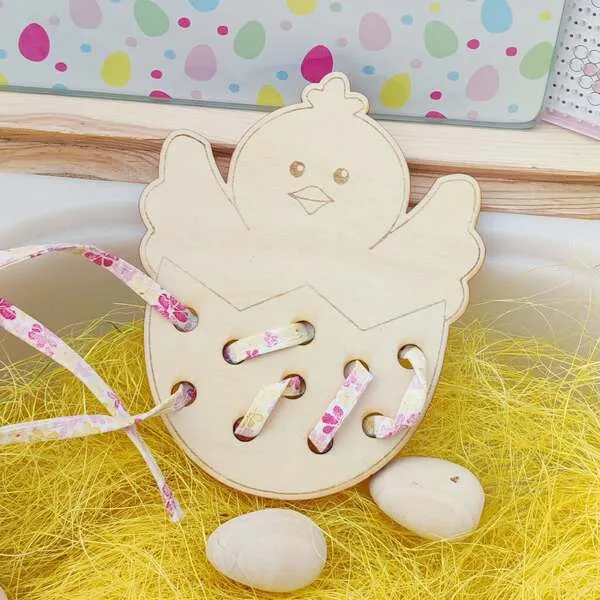 Carte à lacer en bois poussin de Pâques avec lacet pour activité de motricité fine.