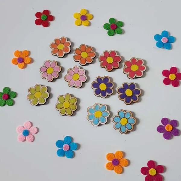 Fleurs colorées en bois et feutrine pour jeu de tri et association des couleurs enfant.