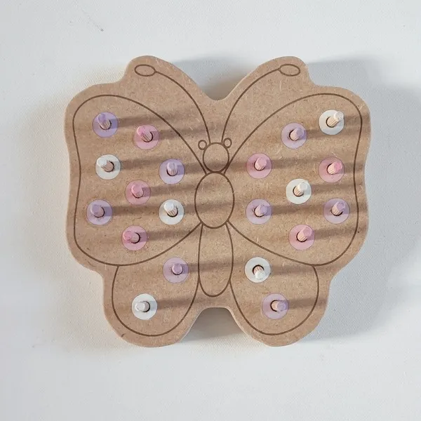 Plateau pic papillon en bois avec pions colorés pour activité de motricité fine enfant.