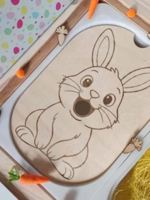 Insert sensoriel en bois avec lapin gravé pour table sensorielle enfant thème Pâques.