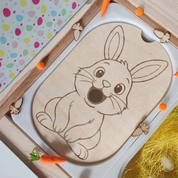 Insert sensoriel en bois avec lapin gravé pour table sensorielle enfant thème Pâques.