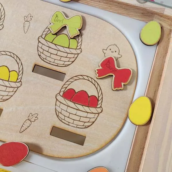 Insert en bois tri des couleurs Pâques avec paniers d’œufs rouges et verts.