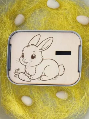 Insert en bois lapin avec carotte dans un bac sensoriel de Pâques.