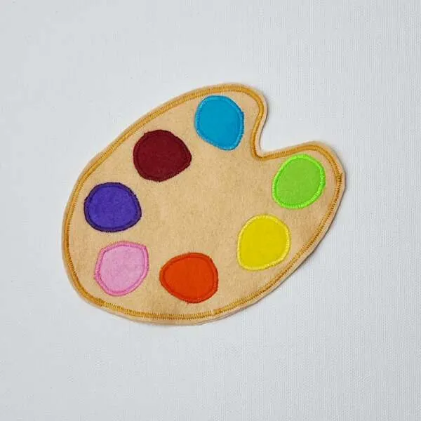 Palette de peinture en feutrine avec pastilles colorées pour activité de reconnaissance des couleurs.