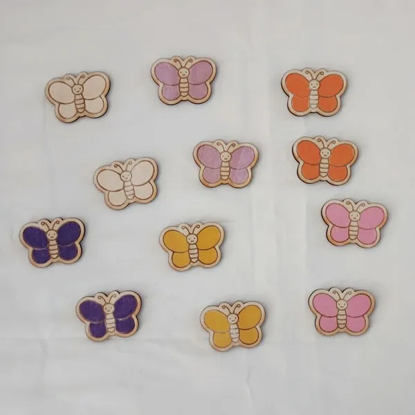 Jetons papillons en bois colorés pour activité de tri des couleurs enfant.