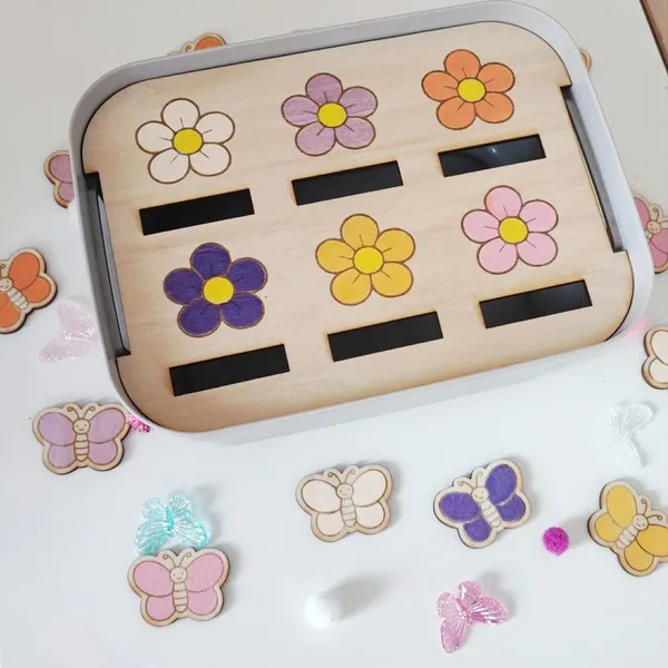 Insert tri des couleurs fleurs avec papillons en bois pour table d’activité enfant.