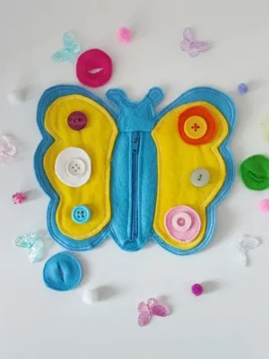 Papillon en feutrine activité motricité fine enfant avec boutons et fermeture éclair.