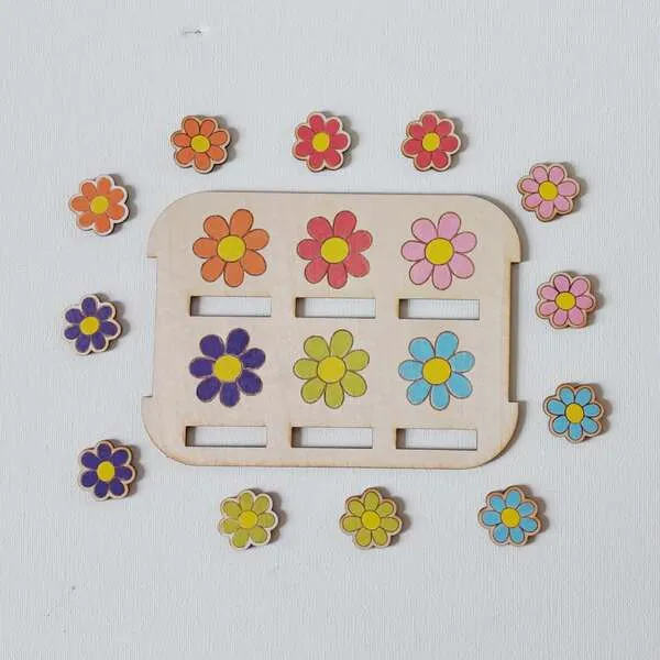 Plateau en bois fleurs colorées avec jetons à associer pour activité de tri des couleurs.