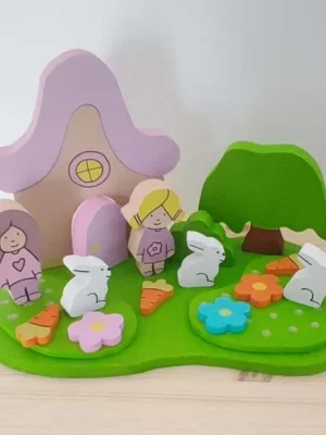 Mini monde printemps en bois avec maison, enfants, lapins et jardin.