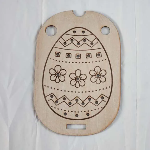 Insert en bois gravé en forme d’œuf de Pâques pour table sensorielle enfant.