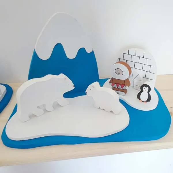 Mini monde banquise en bois avec ours polaires, igloo et personnage esquimau.