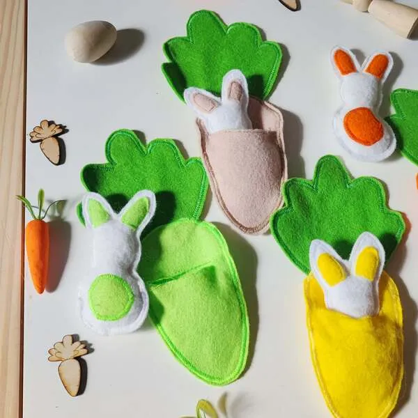Jeu sensoriel en feutrine avec lapins cachés dans des carottes pour activité éducative thème Pâques.