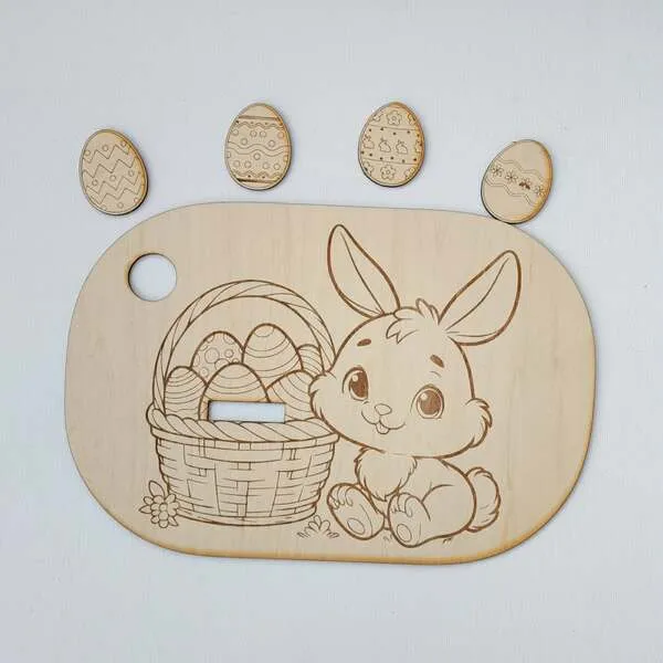 Insert en bois lapin de Pâques avec panier et jetons œufs décorés.