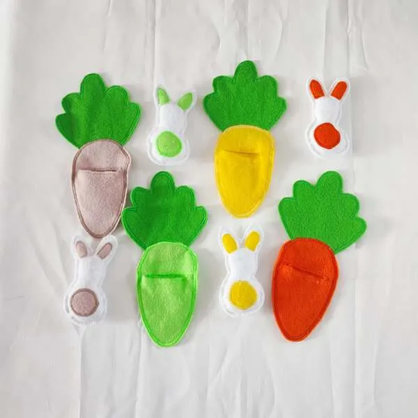 Jeu éducatif en feutrine avec carottes et lapins pour activité sensorielle thème Pâques.