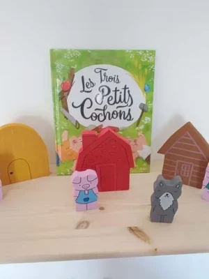 Figurines en bois Les Trois Petits Cochons avec maisons et loup.