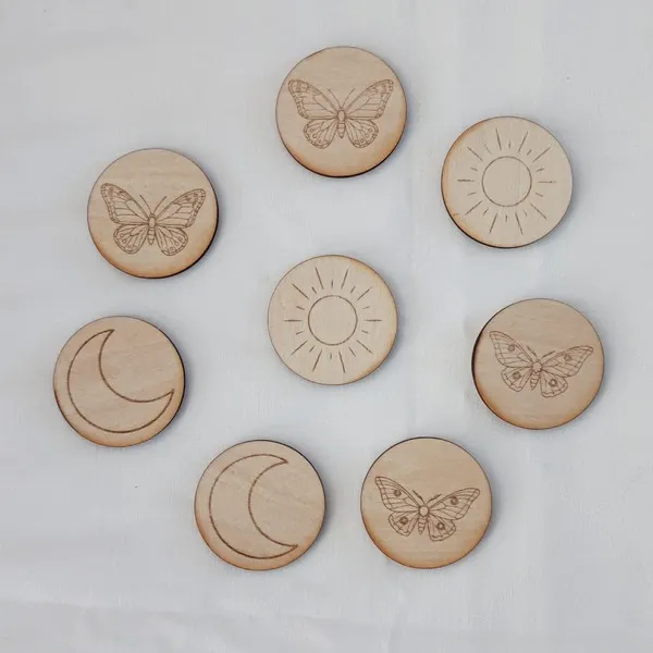 Jetons bois gravés papillon soleil et lune pour activité éducative enfant.
