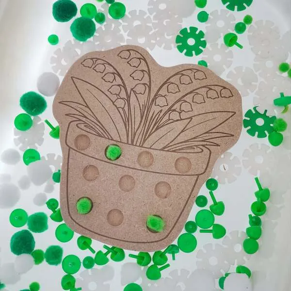 Plateau muguet bois enfant avec pompons activité sensorielle motricité fine printemps Montessori