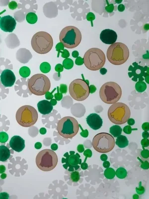 Bac sensoriel muguet enfant avec pompons et jetons bois activité motricité fine et exploration
