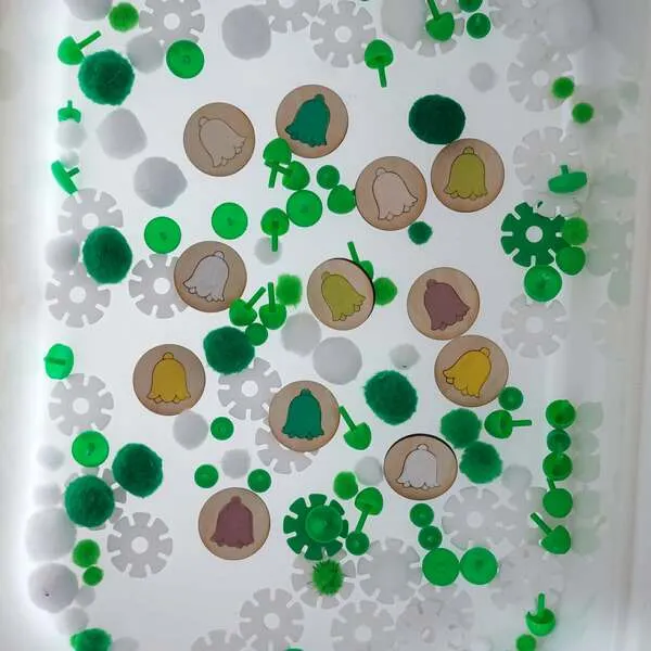 Bac sensoriel muguet enfant avec pompons et jetons bois activité motricité fine et exploration