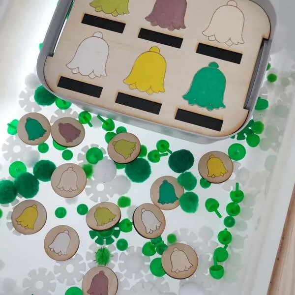 Détail jeu tri couleurs muguet enfant jetons bois pompons activité sensorielle motricité fine