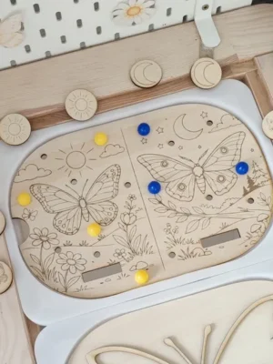 Insert papillon jour et nuit en bois pour table d’activité Flisat avec jetons soleil et lune.