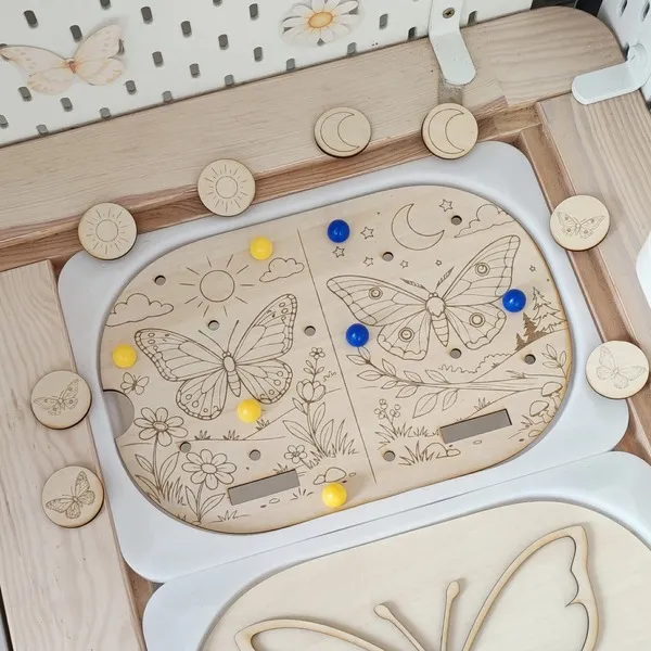 Insert papillon jour et nuit en bois pour table d’activité Flisat avec jetons soleil et lune.