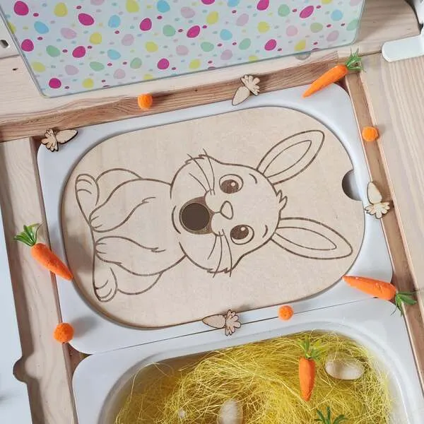 Insert sensoriel en bois avec gravure d’un lapin de Pâques pour table d’activité enfant.
