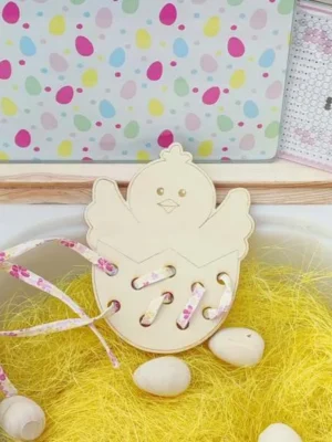 Carte à lacer poussin de Pâques en bois avec lacet pour activité de motricité fine.
