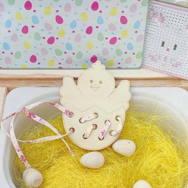 Carte à lacer poussin de Pâques en bois avec lacet pour activité de motricité fine.