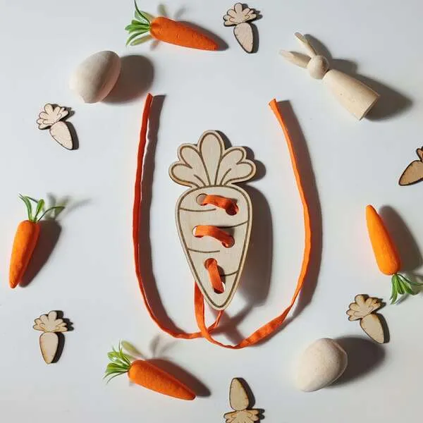 Carte à lacer carotte en bois avec lacet pour activité de motricité fine.