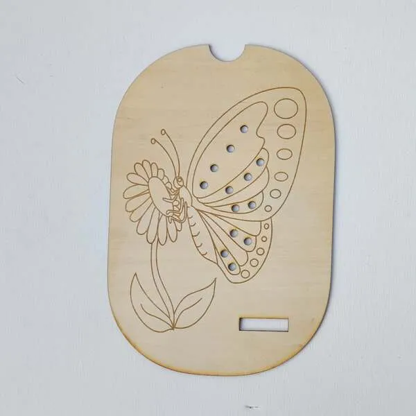 Insert papillon en bois gravé pour table Flisat avec emplacements pour activité de motricité fine.