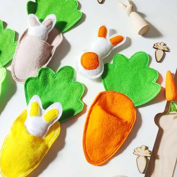 Jeu sensoriel lapins et carottes en feutrine pour activité éducative de Pâques.